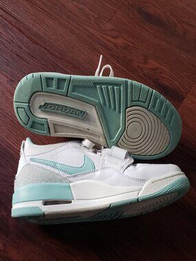 EUC Youth 6.5 Nike Jordan 313 Legacy Mint Green/women size 8